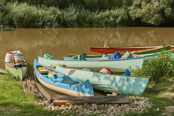 Canoës au bord de la rivière — Photo