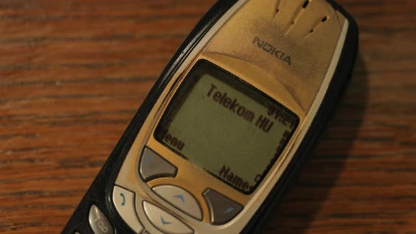 Oude telefoon SMS-bericht — Stockvideo