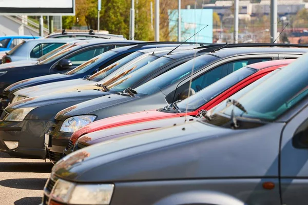 Carros estacionados em muito — Fotografia de Stock