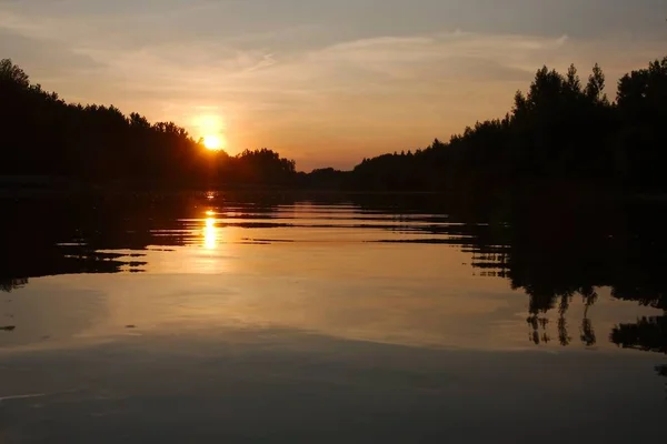 Coucher de soleil sur une rivière — Photo