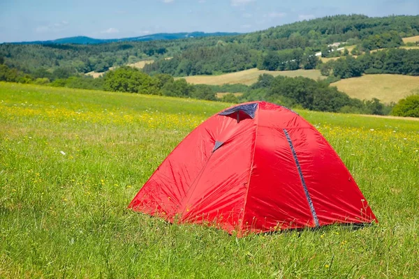 Namioty na trawie — Zdjęcie stockowe