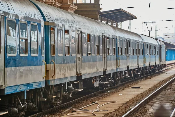 Järnvägsstation med persontåg — Stockfoto