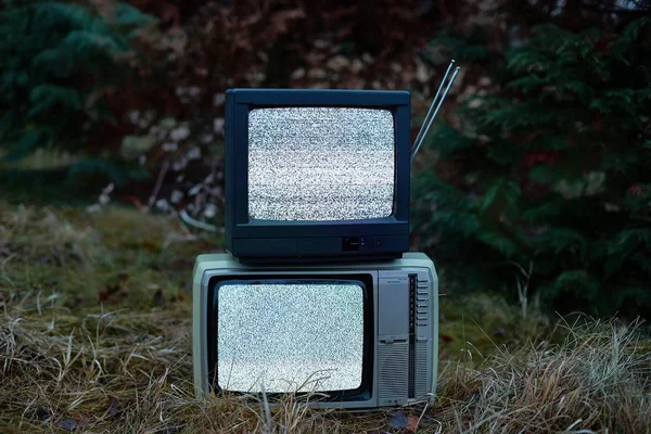 TV sem sinal na grama — Fotografia de Stock