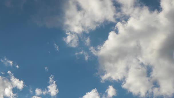 Наблюдая за движущимися облаками — стоковое видео