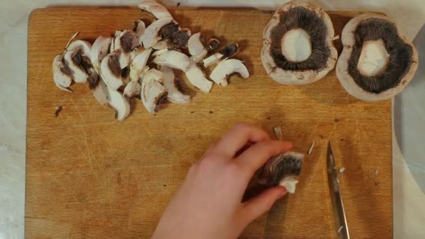 Yemek pişirmek için mantar doğrama — Stok video