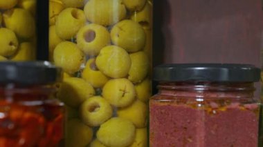 Yiyecek stok kiler raf üzerinde