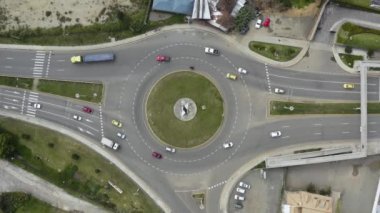 Yukardan dolambaçlı, çok şeritli