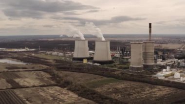 Elektrik santrali soğutma kulesi hava görüntüsü