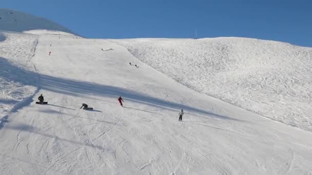 在阿尔卑斯山里滑雪 — 图库视频影像