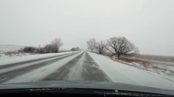 雪の中で運転 — ストック動画