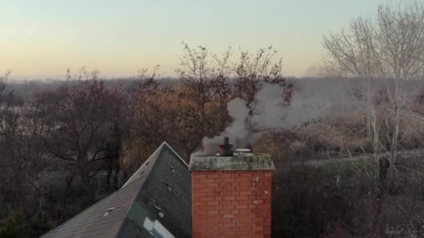 Fumar chaminé em um telhado — Vídeo de Stock