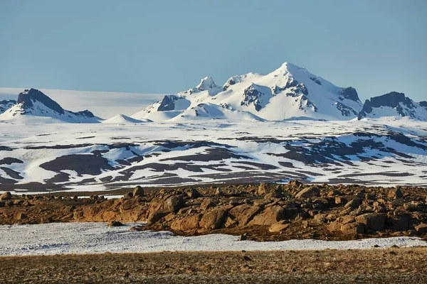 Islandia paisaje con nieve en las montañas — Foto de Stock