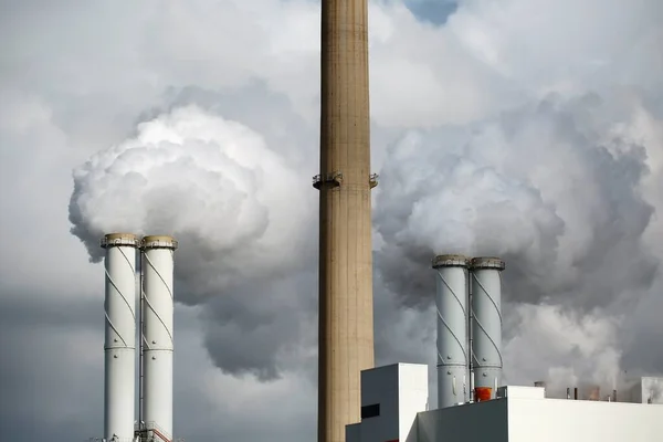 Smoking power plant — Stock Photo, Image