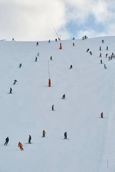Skihellingen met skiërs — Stockfoto