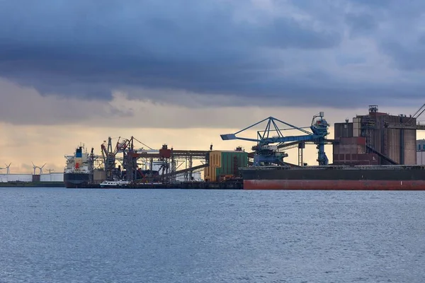 Industrial harbor with rusty structures — Stock Photo, Image