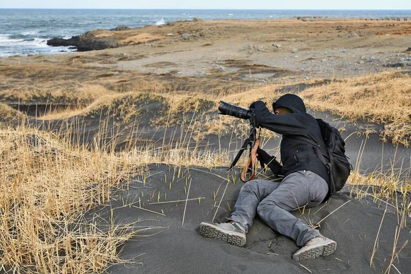 Fotograf na Islandii, plaża z czarnym piaskiem — Zdjęcie stockowe