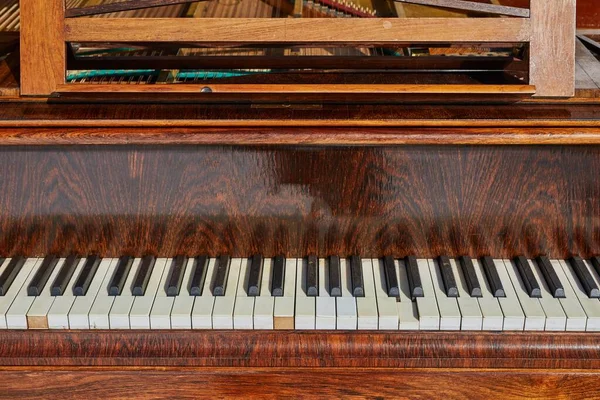 Velho piano closeup — Fotografia de Stock
