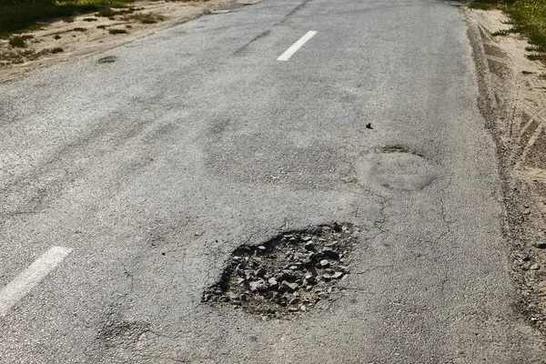 道路上のくぼみ — ストック写真