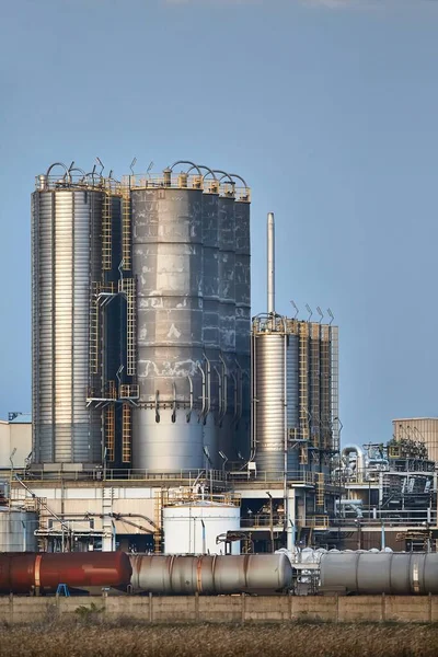 Estruturas de refinaria de petróleo — Fotografia de Stock