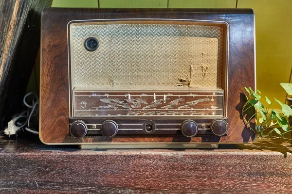 Old antique radio receiver — Stock Photo, Image
