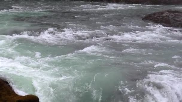 Gran cascada de cámara lenta rugiendo agua — Vídeo de stock