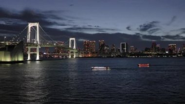 Tokyo Gökkuşağı Köprüsü 4k gece çekimi