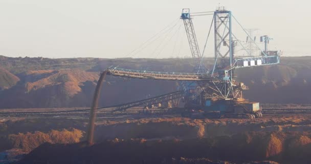 Těžba uhlí, povrchová těžba hnědého uhlí — Stock video