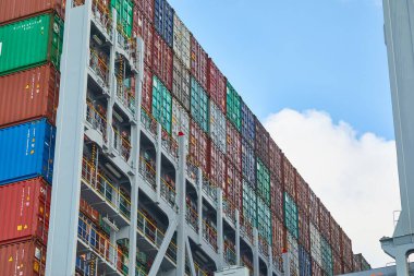gestapelde cargo containers