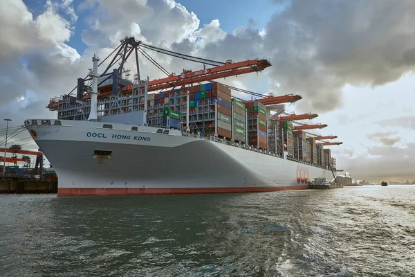 Obrovská kontejnerová loď v Rotterdamu — Stock fotografie