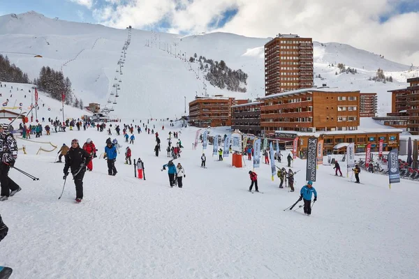 Pistes de ski, avec beaucoup de monde — Photo