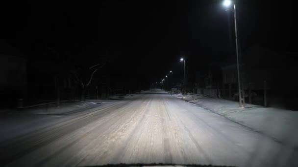 Conducir en la nieve y la oscuridad — Vídeo de stock