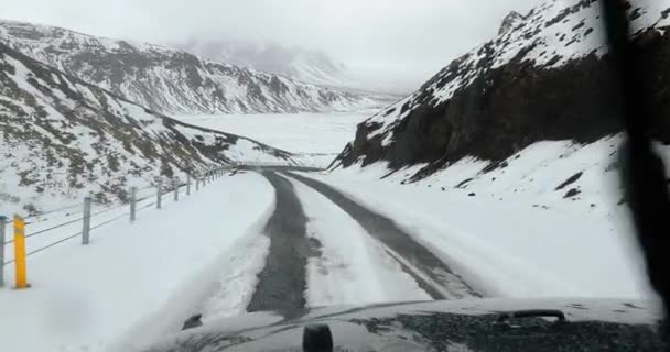 Snowy bergweg rijden in IJsland — Stockvideo