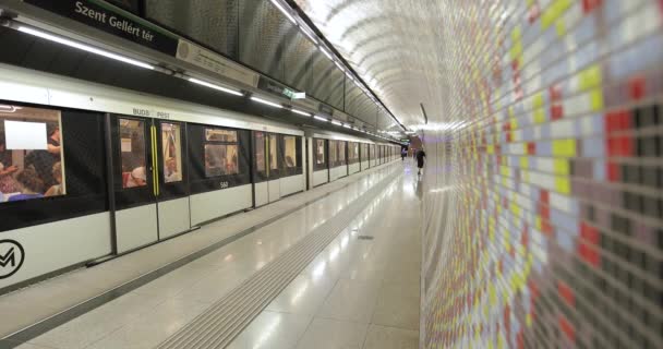 Metró állomás elhagyása — Stock videók