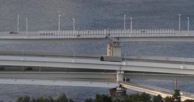 Japon otobanındaki arabalar.