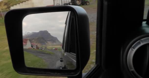Dirigir na Islândia em uma estrada rural — Vídeo de Stock