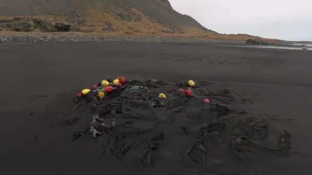 黑色沙滩平静的海浪 — 图库视频影像
