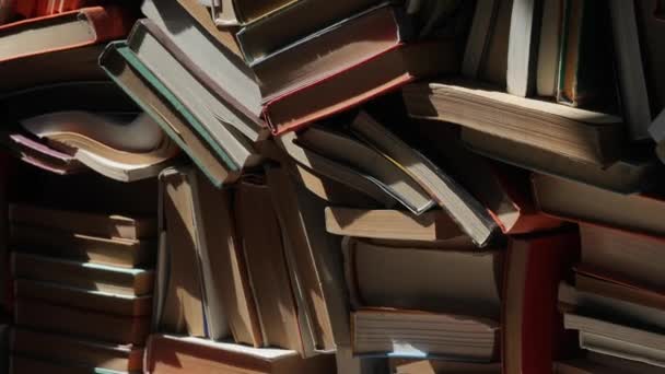 Pared de libros apilados — Vídeos de Stock