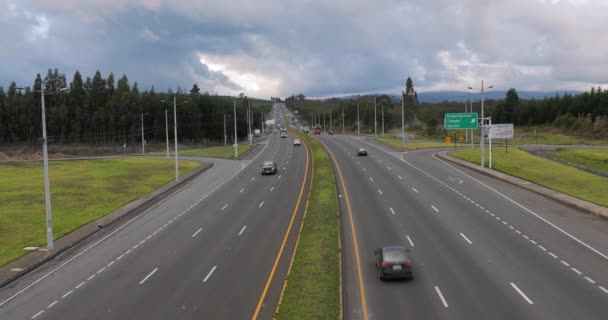 Verkeer op de Pan-Amerikaanse snelweg in Ecuador — Stockvideo