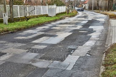 Yamalı bozuk yol