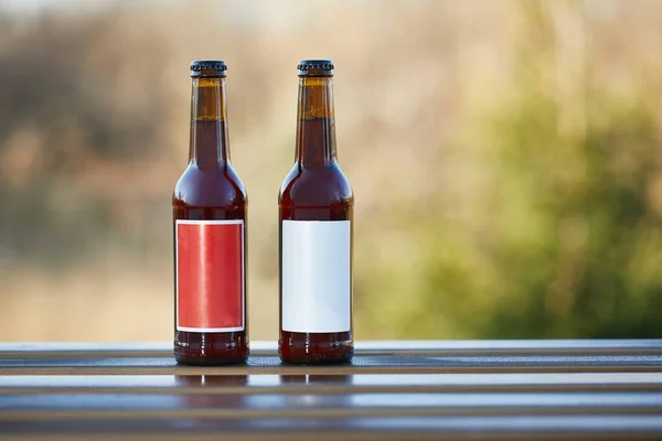 Botol bir di atas meja — Stok Foto