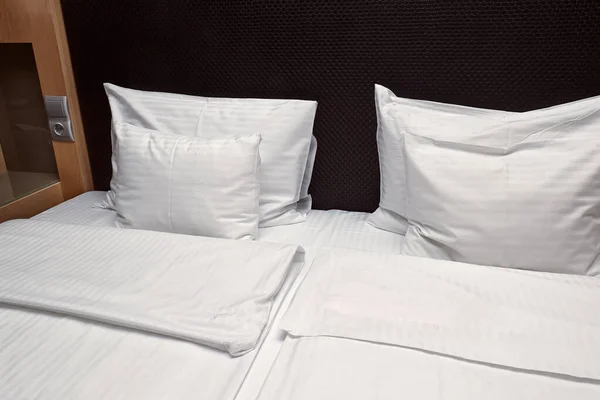 Hotel bed close seup — стоковое фото