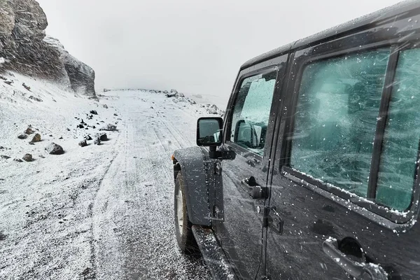 Auto na islandském zasněženém terénu — Stock fotografie