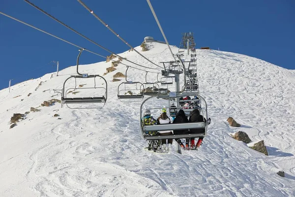 Skilift op een skigebied — Stockfoto