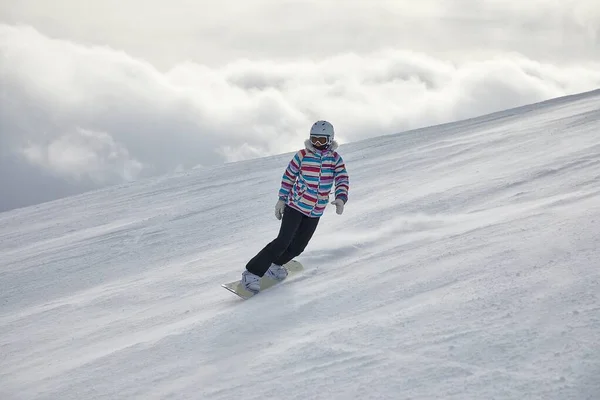 Жінка сноубордистка на схилі — стокове фото