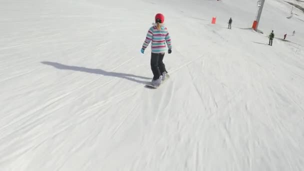 Skifahren folgt Schuss — Stockvideo