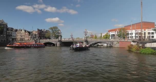 Амстердам вид с каналов на лодке — стоковое видео