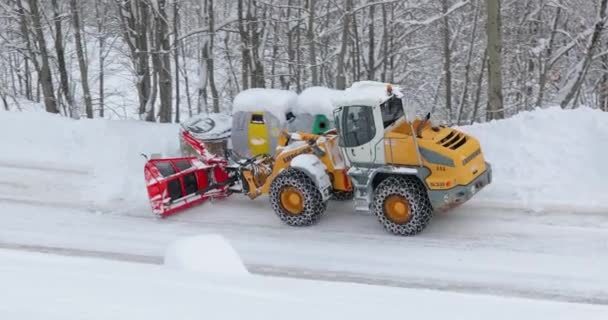 Winterdienst räumt Schneepflug — Stockvideo