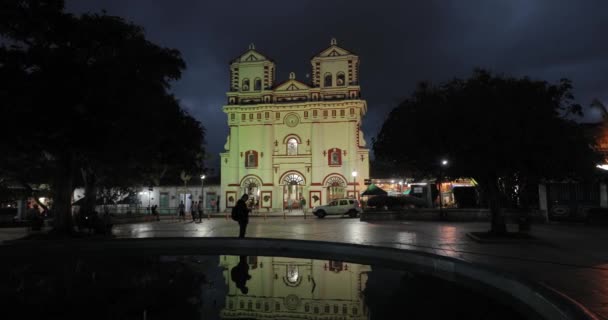 Igreja em Gutape luz colorida da noite — Vídeo de Stock