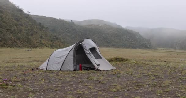 Палатка на высоком горном плато — стоковое видео