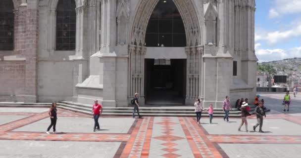 Quito 'nun tarihi merkezinde Bazilika — Stok video